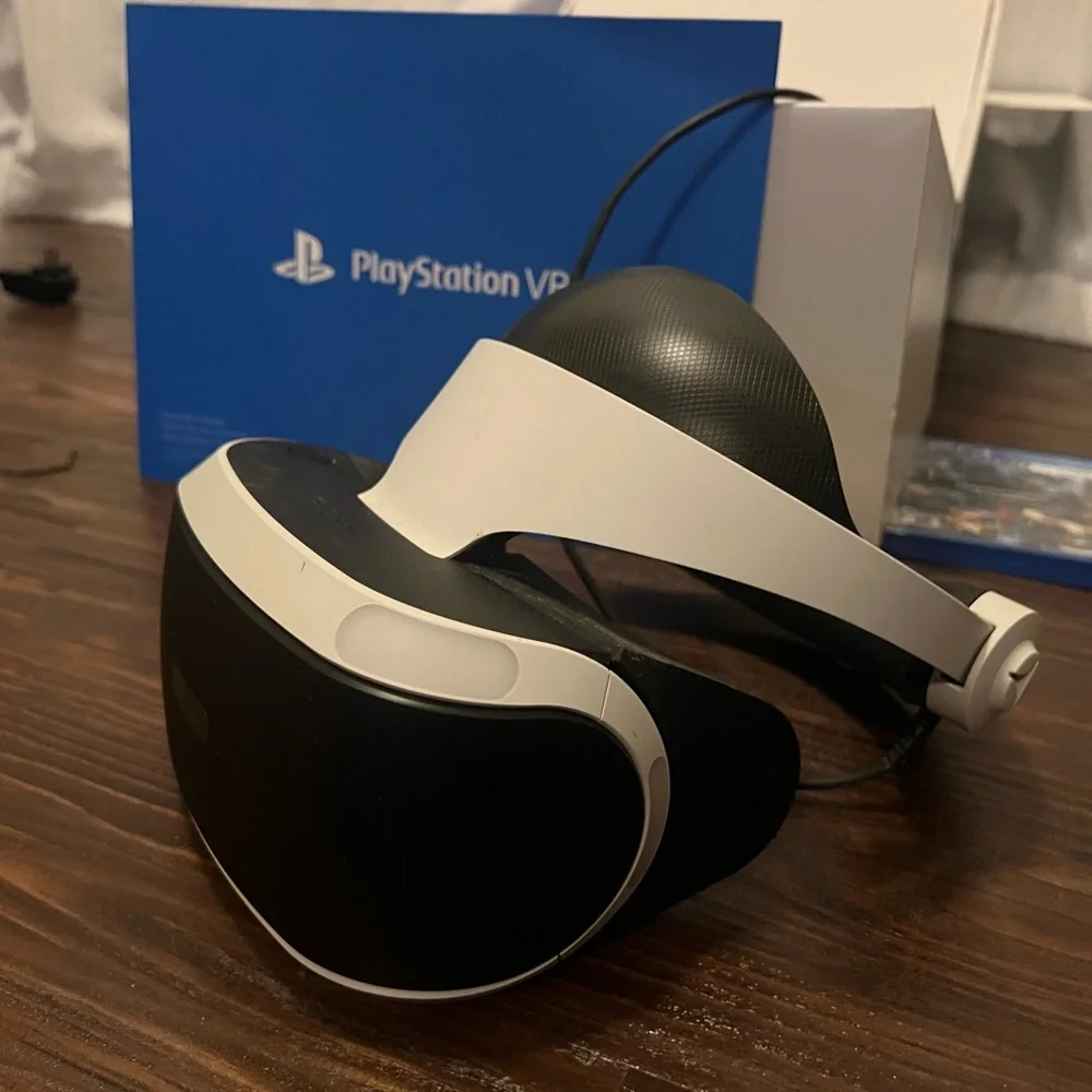 Used ps4 VR used only a couple of times comes with stand and 2 games